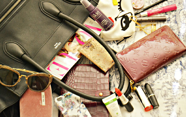 ADA APA DALAM BEG TANGAN WANITA